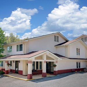 Super 8 By Wyndham Newburgh/West Point Stewart Intl Airport Motel Exterior photo