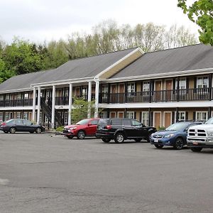 Newbury Inn Brookfield Exterior photo