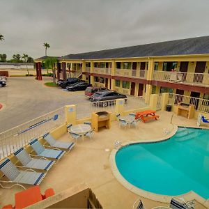 Deluxe Inn And Suites Raymondville Exterior photo