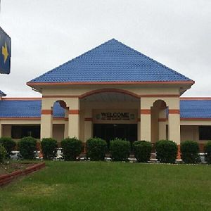 Rodeway Inn & Suites Greensboro Southeast Exterior photo