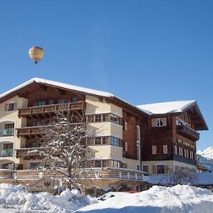 Das Traditionshotel Schwarzer Adler Tannheim Exterior photo