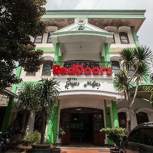 Reddoorz @ Genteng Surabaya 2 Hotel Exterior photo