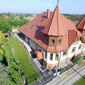 Castrum Vendeghaz Hotel Szigetszentmarton Exterior photo