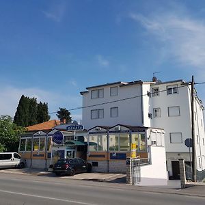 Guesthouse Varnica Kastel Luksic Exterior photo