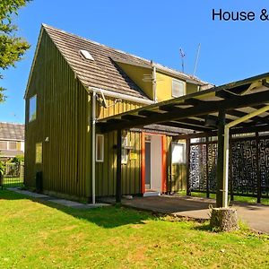 Water'S Edge City Retreat Villa Rotorua Exterior photo