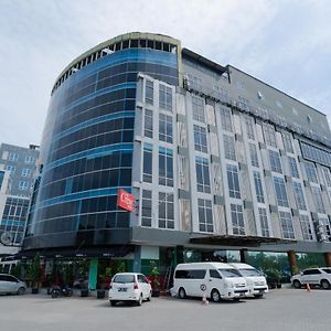 The Crew Hotel Medan Exterior photo