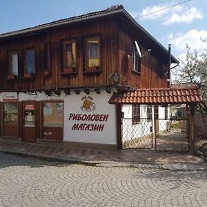 Kesta Chaluckovi Apartment Tryavna Exterior photo